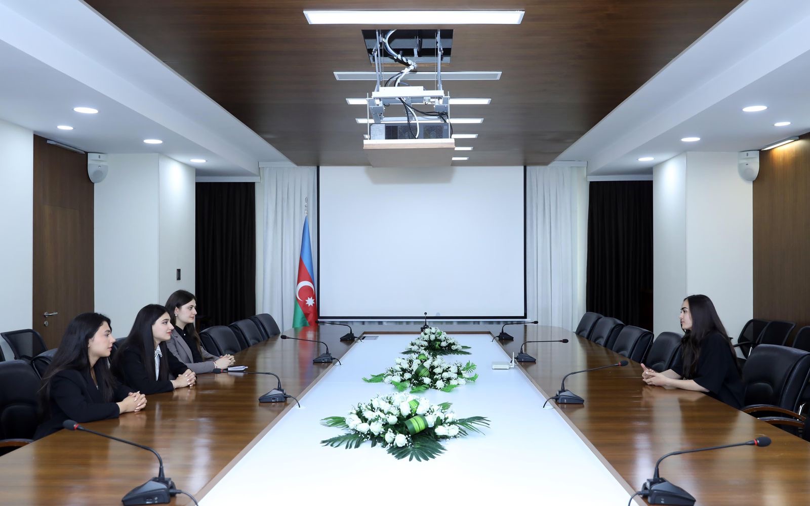 Könüllülərlə individual görüşlər həyata keçirilib