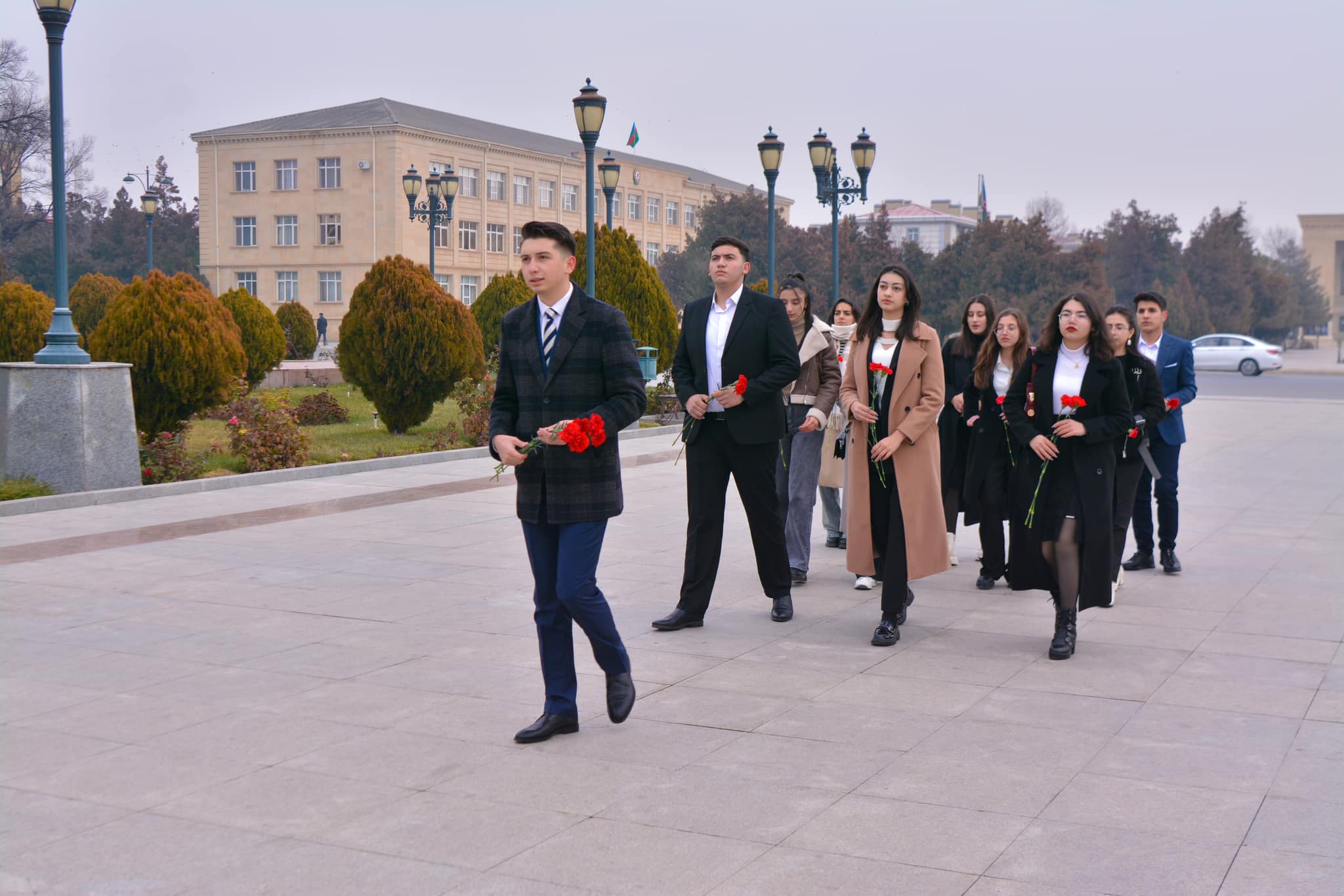 “Femida Könüllüləri” Təşkilatının Naxçıvan Nümayəndəliyi Heydər Əliyevin abidəsini ziyarət ediblər